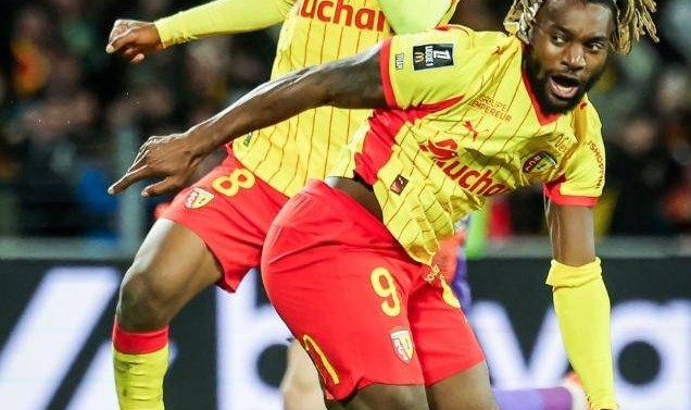 法甲神剧本！朗斯3-1逆转登顶，巴黎又得当追兵