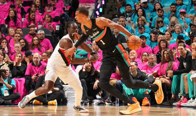 转身华丽舞步+空接暴力美学 文班三分6中5理应夺MVP？