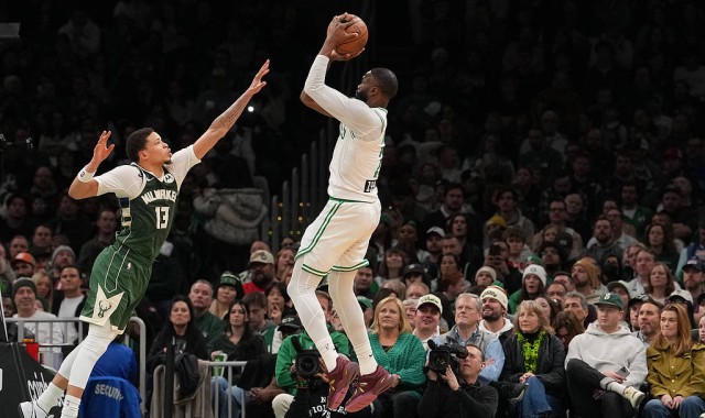 布朗30+13罗林斯25分 凯尔特人大胜雄鹿