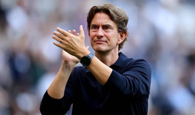 不像是职业教练？热刺排名第14战绩一泻千里，弗兰克被球迷狂喷