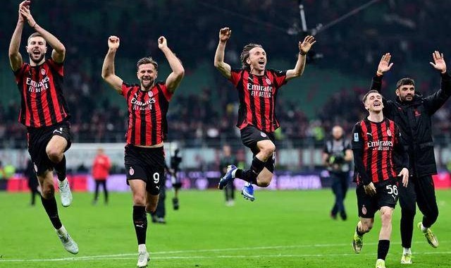 榜首大战1-0！米兰双杀国米！意甲争冠悬念重燃，手球未判引争议