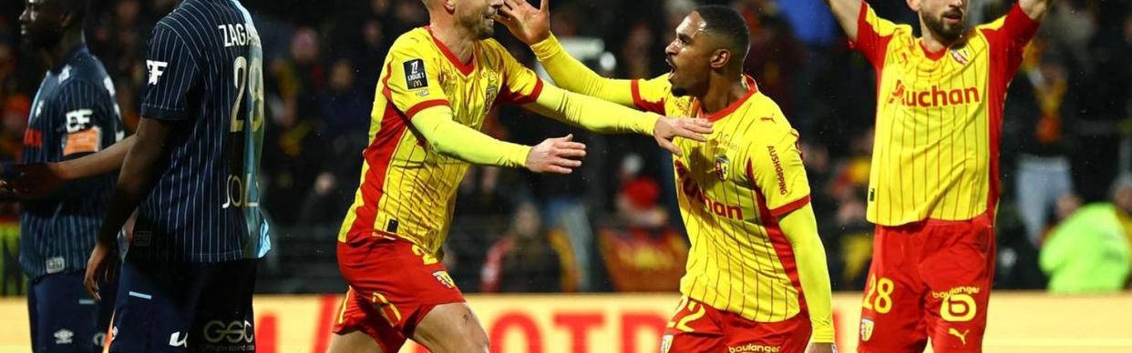 朗斯1-0小胜劲敌，成功登顶法甲榜首，大黑马崛起直指冠军